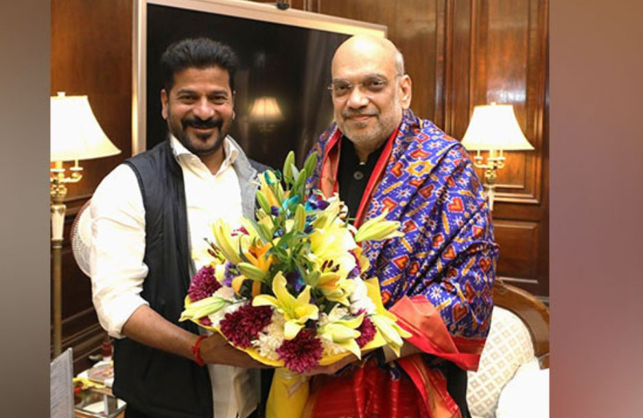 ملاقات کے دوران خوشگوار لمحہ، دونوں افراد مسکرا رہے ہیں.