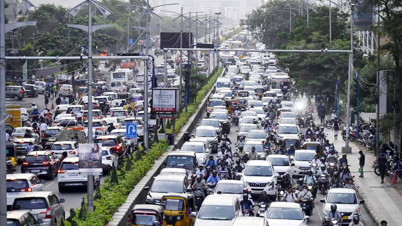 ٹریفک جام اور رش والی سڑک کی تصویر، کراچی کی مصروف سڑک پر گاڑیاں اور موٹرسائیکلیں جام ہیں۔.