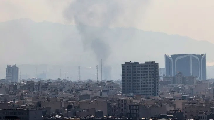 ایرانی حملوں کے نتیجے میں شہر میں دھواں اور تباہی، فضائی آلودگی اور عمارتوں کو نقصان پہنچا۔.