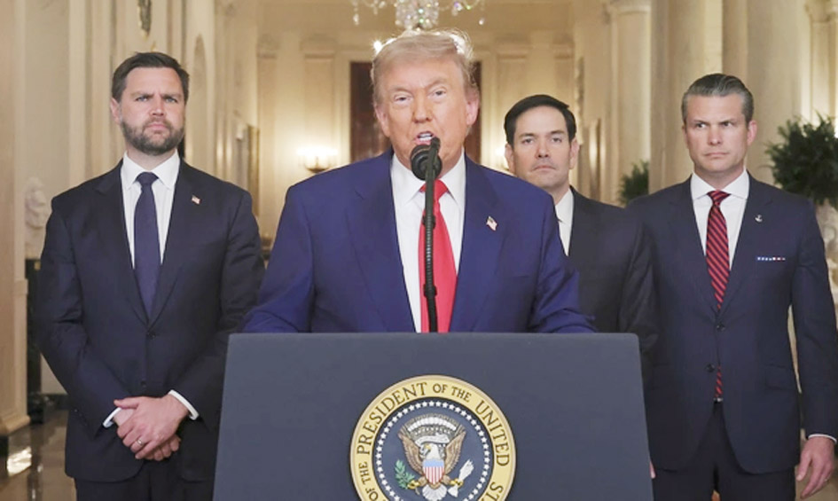 ڈونلڈ ٹرمپ کا پریس کانفرنس میں خطاب، امریکی صدر اور دیگر حکام کے ساتھ.