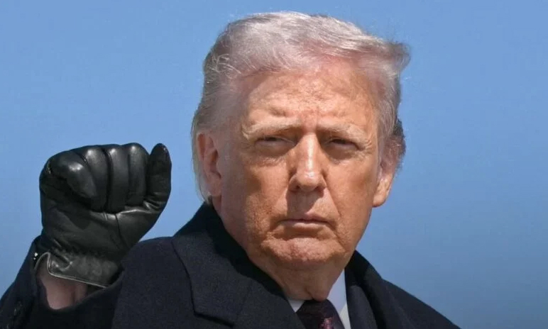 ٹرمپ کا مظاہرہ، ہاتھ میں مٹھی بند، سیاسی تقریر کے دوران.