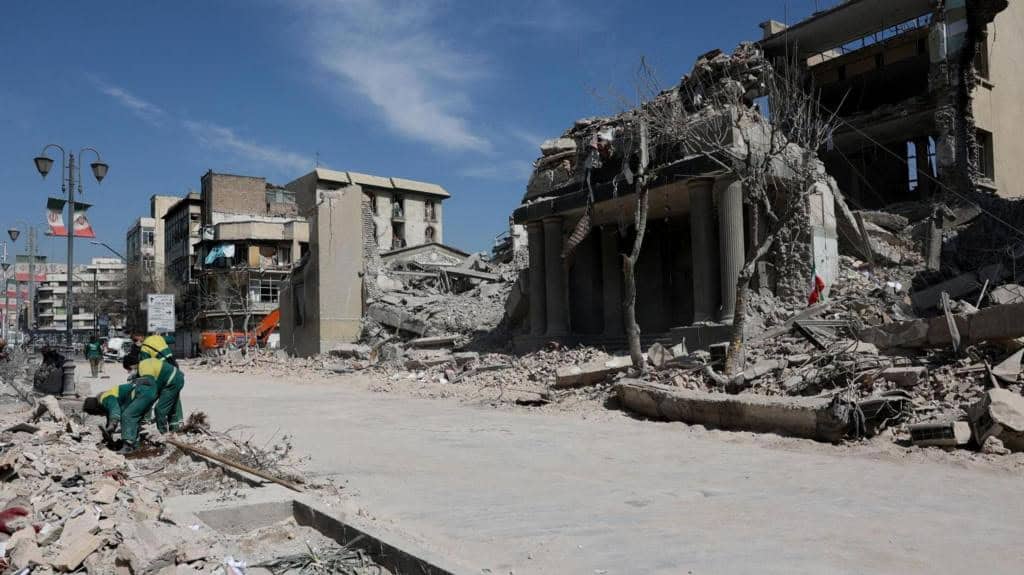 ایران کے حملوں کے بعد تباہ شدہ عمارتیں، نقصان اور ملبہ، جنگی اثرات کی تصویر.