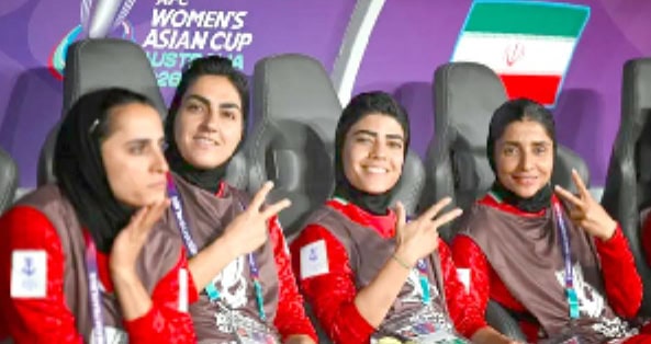 ایرانی خواتین فٹبال کھلاڑیوں کی خوشگوار تصویر، انسانی ہمدردی کی بنیاد پر ویزہ حاصل کرتی ہوئی.