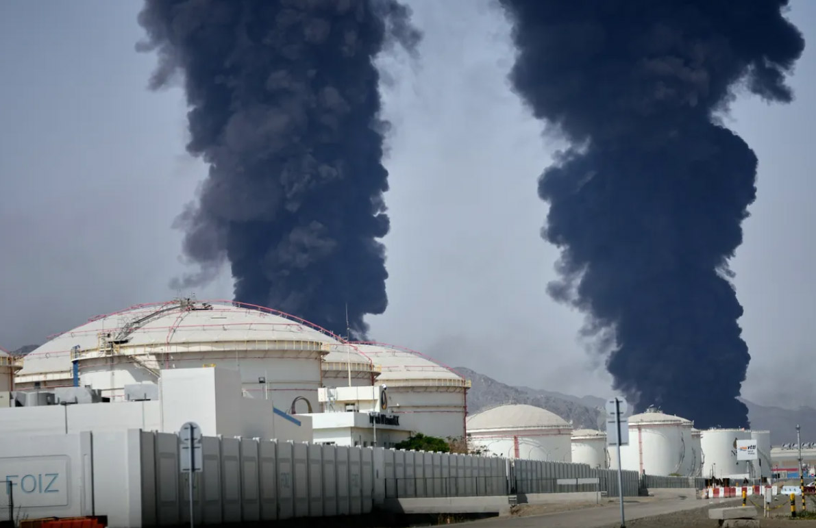 ایران، اسرائیل اور امریکہ کے درمیان جاری جنگ کے دوران دھوئیں اور تباہی کا منظر.