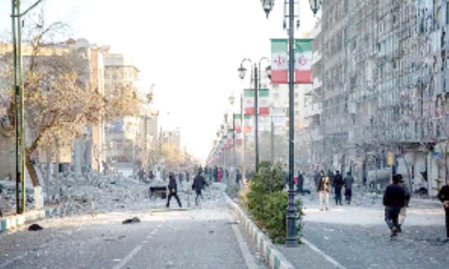 تباہ شدہ شہر کی سڑک اور لوگ، جنگ کے اثرات کی تصویر.