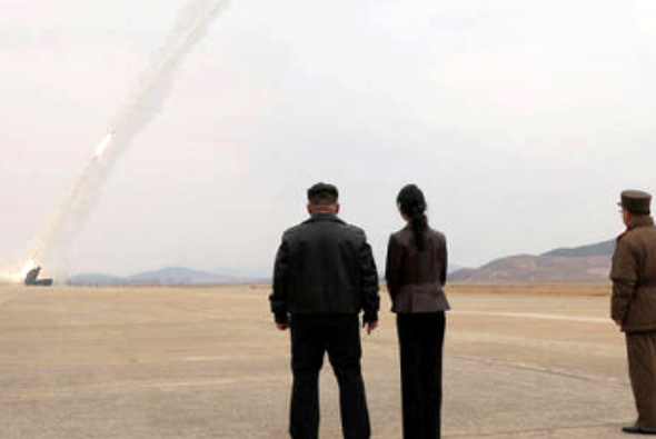 شمالی کوریا کے میزائل تجربے کی تصویر، حکام اور فوجی میدان میں نگرانی کر رہے ہیں۔.