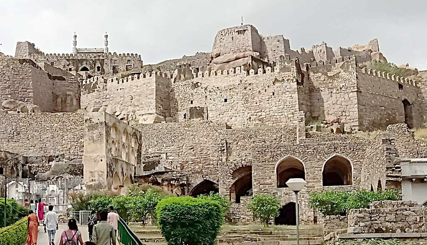 پرانا قلعہ لاہور کا تاریخی منظر، سیاحوں کی آمد.