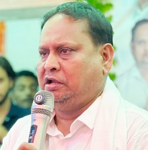 سیاست ڈیلائی میں ایک شخص تقریر کرتا ہوا، عوامی جلسہ.