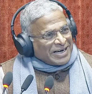 پاکستانی سیاستدان، گفتگو کرتے ہوئے، آواز میں احتیاط اور سنجیدگی۔.