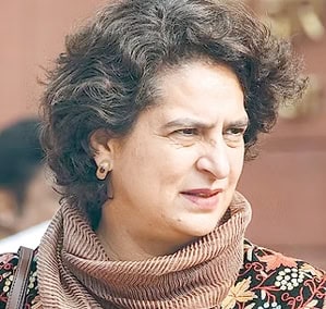 خاتون کی قریب سے لی گئی تصویر، جو سیاسی یا سماجی تقریب میں شرکت کر رہی ہیں.