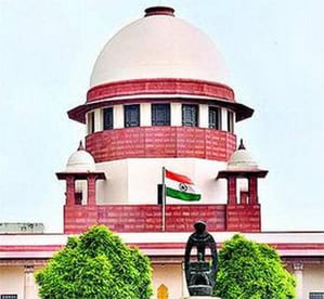 عدلیہ کا مرکزی عدالت، بھارتی جھنڈا اور سبزہ زار کے ساتھ.