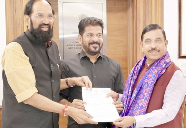 تین افراد ایک دستاویز پر دستخط کرتے ہوئے، خوشگوار ماحول میں ملاقات.