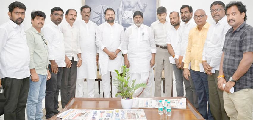 ایم پی اے اور سیاسی رہنماؤں کی ملاقات، سیاسی امور پر تبادلہ خیال.