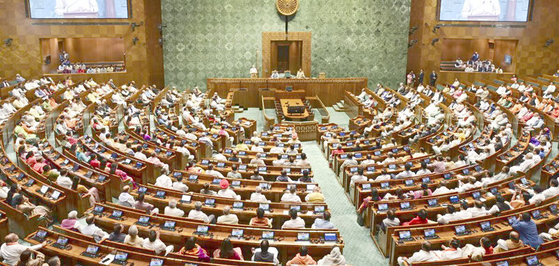 پارلیمنٹ ہاؤس میں ارکان کی بڑی تعداد اجلاس میں موجود.