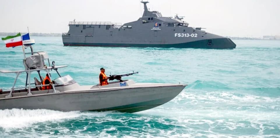 سمندری فوجی جہاز اور کشتی، سمندری دفاع اور فوجی مشقیں.