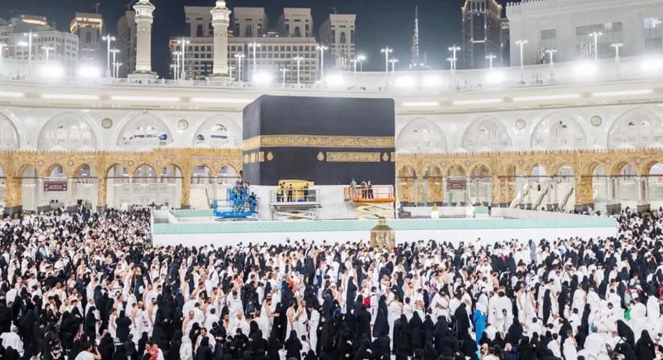 کعبہ کے گرد حجاج کرام کا اجتماع، مکہ مکرمہ میں مذہبی تقریب.