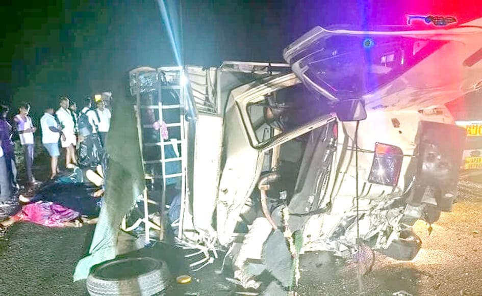 ایمبولینس اور حادثہ کی جگہ کی تصویر، شدید تصادم کے آثار.