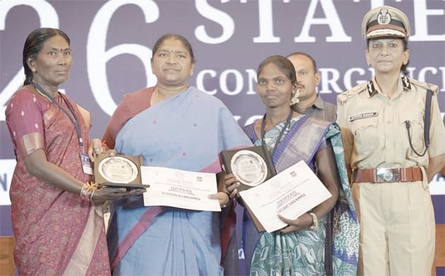 ایوارڈ وصول کرتی خواتین، سرکاری تقریب میں، خواتین کی حوصلہ افزائی.