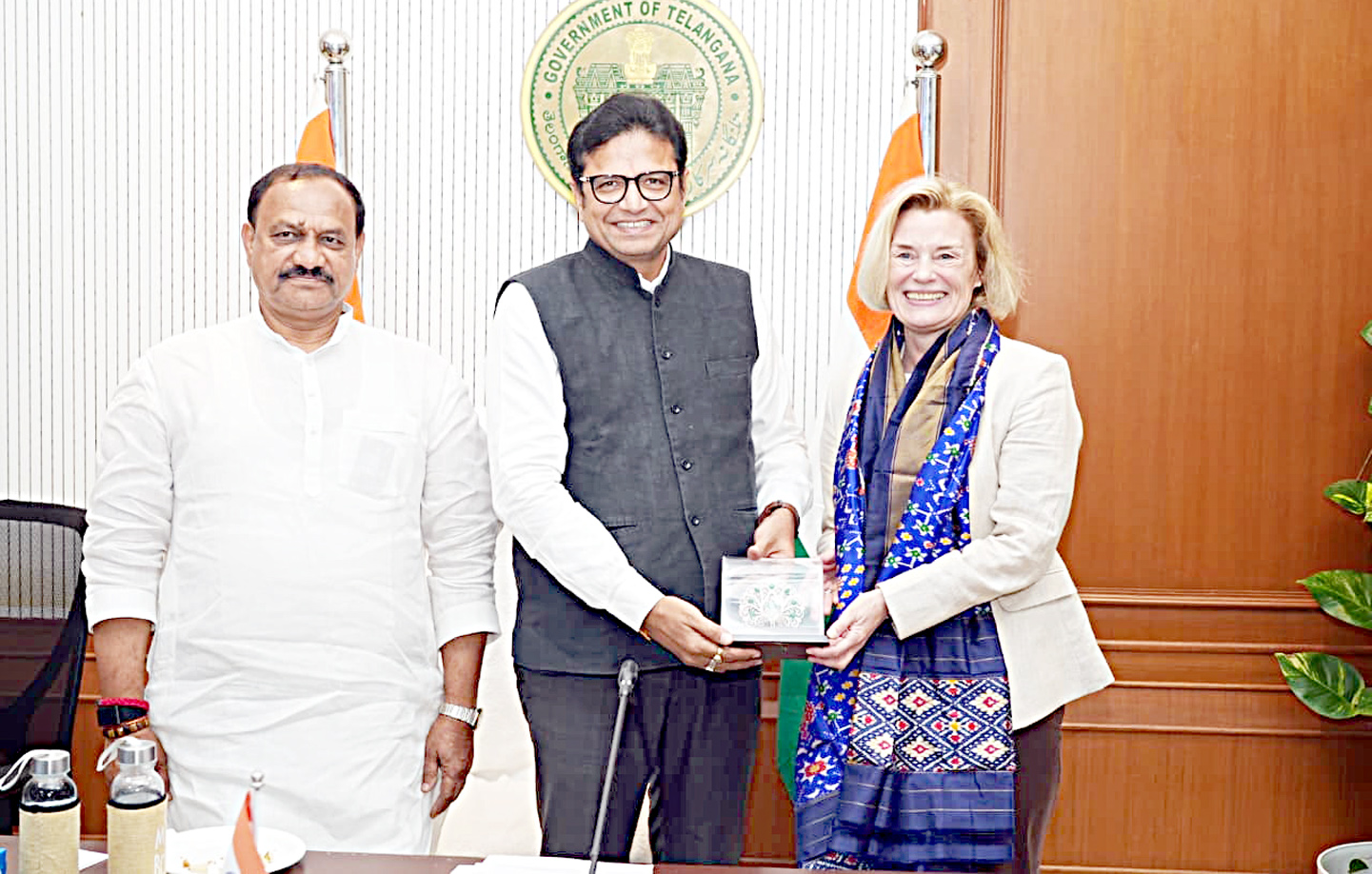 مقامی حکومتی شخصیات کے درمیان ملاقات اور معاہدہ.