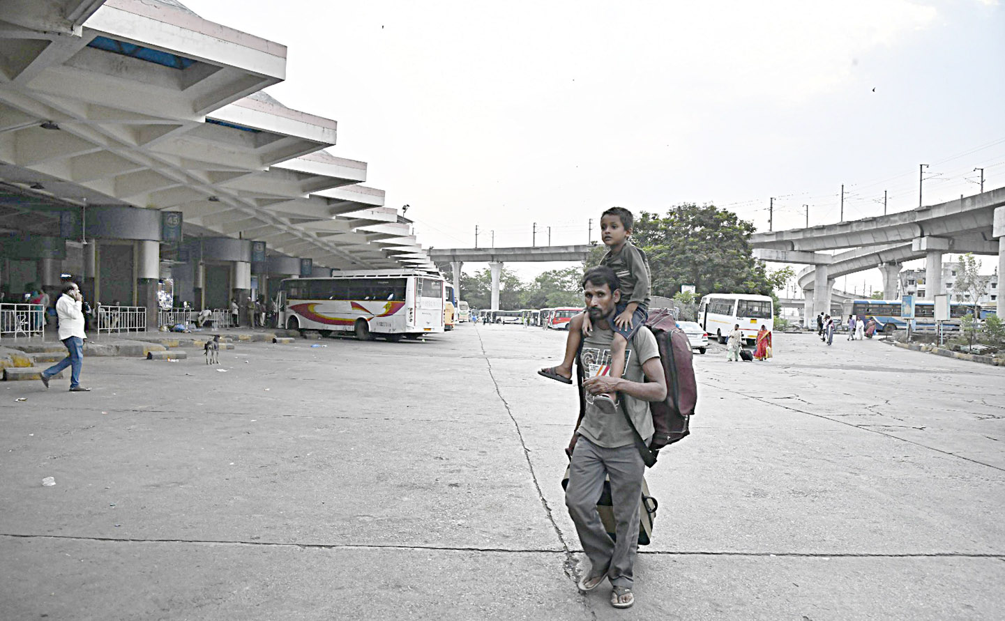 ایمسٹیشن پر مسافر اور بچے کے ساتھ مرد، سفر کے دوران آرام دہ اور محفوظ سفر کی تیاری.