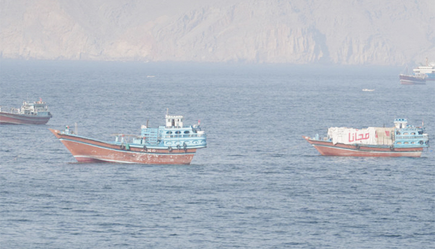 سمندری جہاز اور کشتیوں کی تصویر، سمندر میں کشتیوں کا منظر، تجارتی اور ماہی گیری کے جہاز، بحری سفر کی.