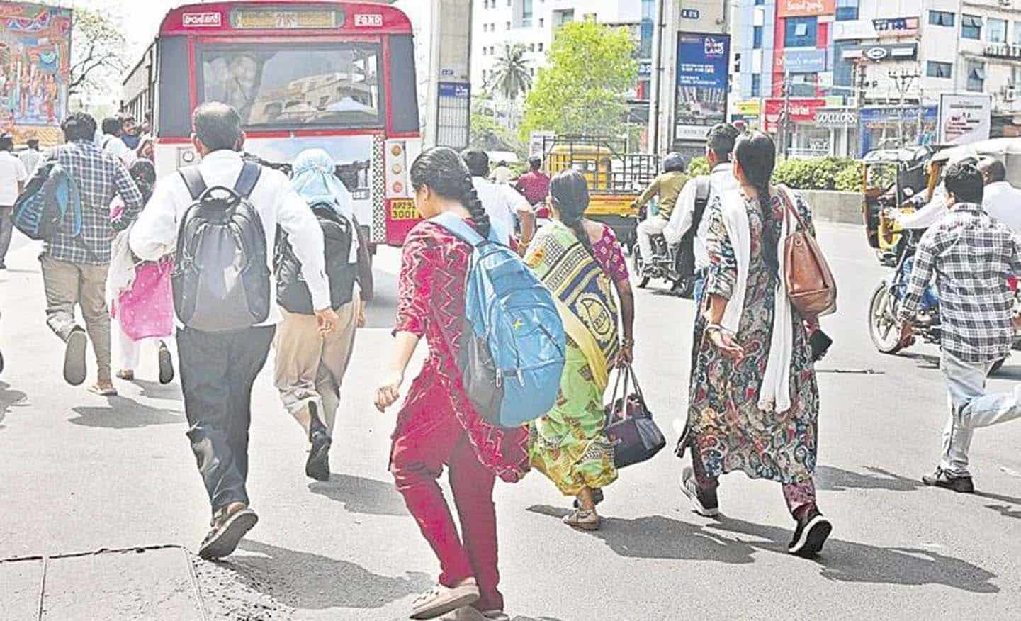 بسیں محدود، شہریوں کو مشکلات کا سامنا.