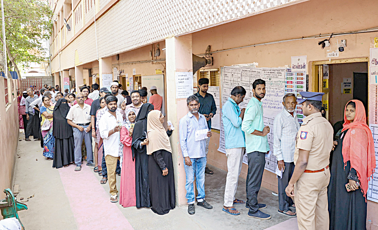 انتخابی مراکز میں لوگوں کی قطار، ووٹنگ کے عمل کے دوران شہریوں کی لائنیں۔.