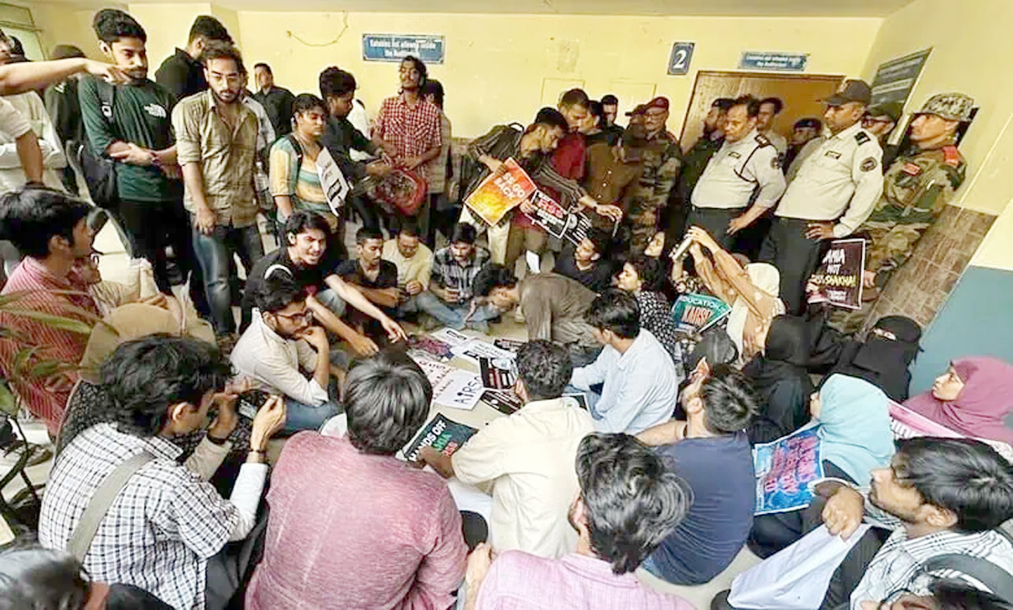 ایونٹ میں صحافی اور میڈیا نمائندے موجود ہیں، عوامی دلچسپی کے موضوعات پر گفتگو جاری ہے۔.