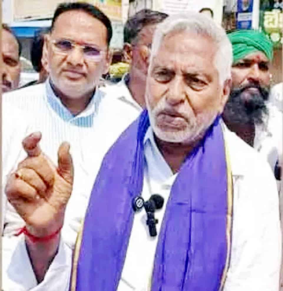 پولیس کے ساتھ احتجاجی رہنما، سیاسی مظاہرہ، عوامی احتجاج کی تصویر، بھارتی سیاستدان، عوامی تحریک، احتج.