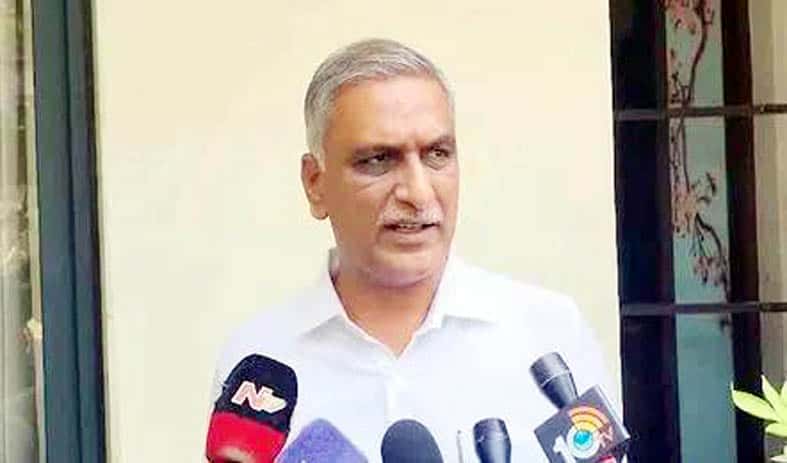 ایم پی اے گفتگو کرتے ہوئے میڈیا سے بات چیت کرتے ہوئے.