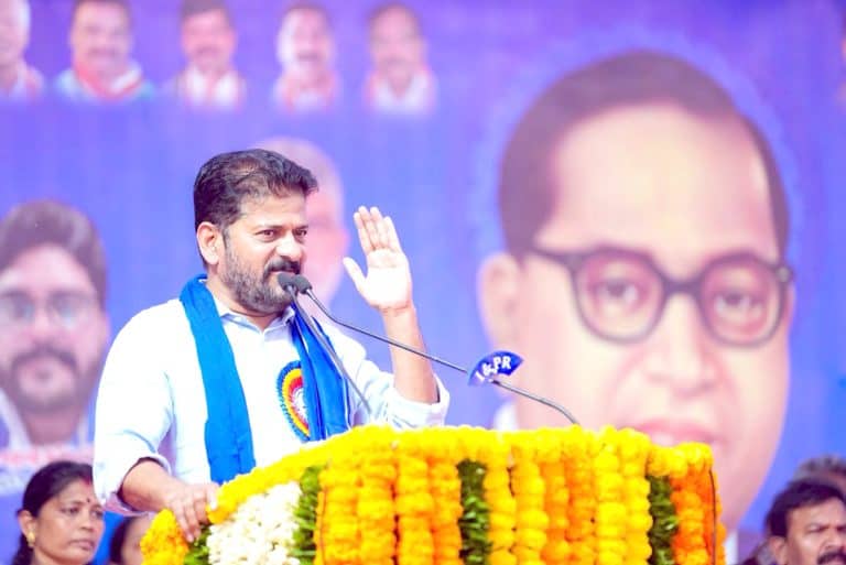 موبائل سیاستدان تقریر کرتے ہوئے، عوامی جلسہ میں، پس منظر میں بڑے رہنما کی تصویر کے ساتھ.