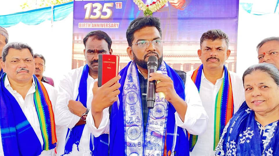 مقامی سیاسی رہنما تقریر کرتے ہوئے، یومِ آزادی کی تقریب میں، پاکستان کی آزادی کا جشن مناتے ہوئے۔.