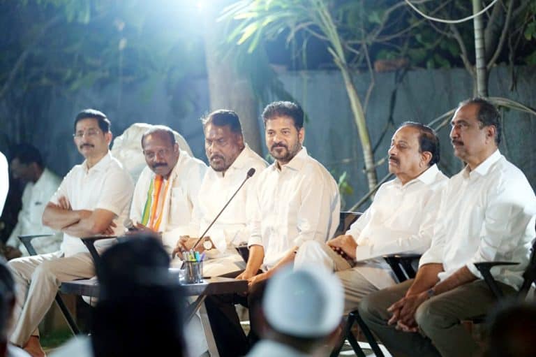 پولیس افسران اور سیاسی رہنماؤں کا اجلاس، سیکیورٹی اور انتظامی امور پر تبادلہ خیال۔.