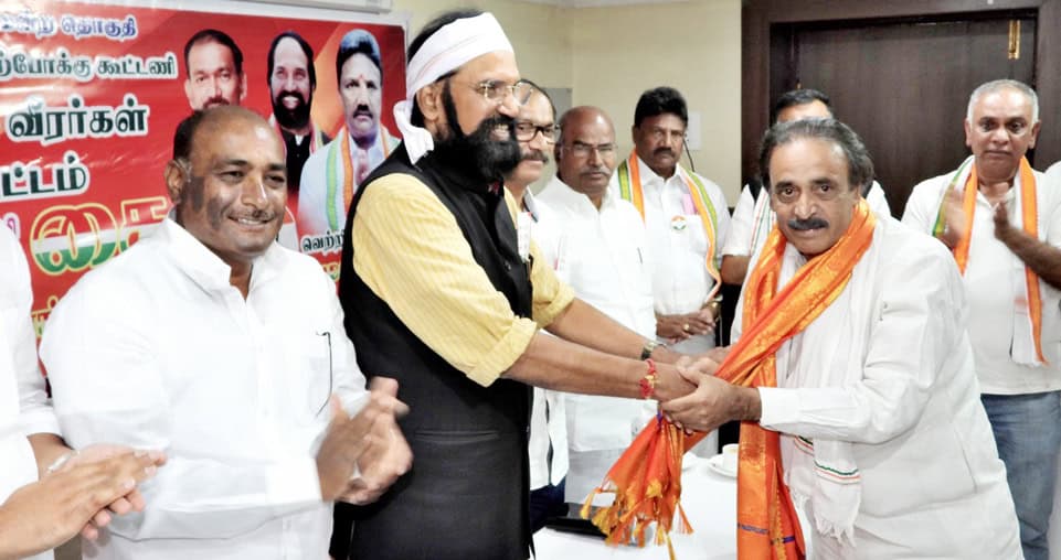 سیاسی رہنماؤں کا ملاقات، ہاتھ ملاتے ہوئے، اہم اجلاس.