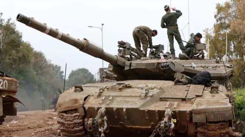 فوجی ٹینک کی تصویر، فوجی جوان جنگی مشقوں کے دوران تیار، فوجی کارروائی کی تیاری.