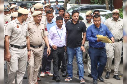 آسام پولیس نے ہمنتا کی بیوی کے پاسپورٹ تنازعہ کے درمیان پون کھیرا کے گھر کی تلاشی لی