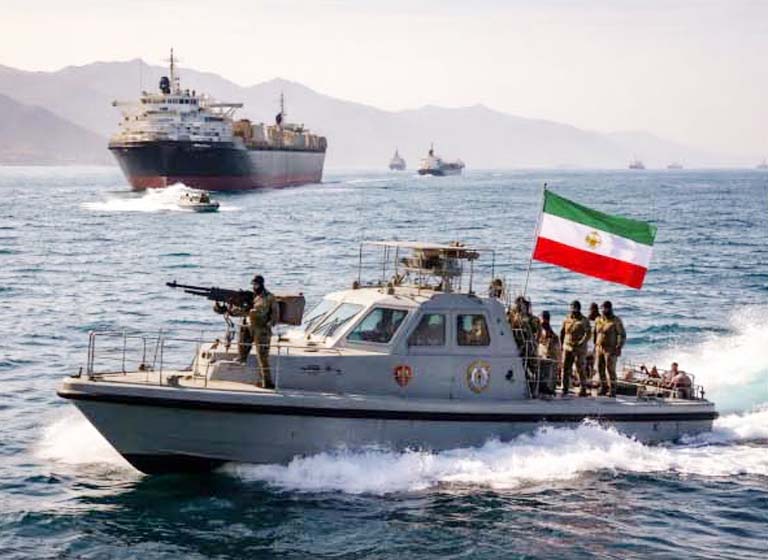 ایمبیول کشتی اور فوجی فوجی، ایرانی پرچم کے ساتھ سمندر میں، فوجی آپریشن کی تصویر.