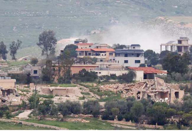 پرتشدد جھڑپوں کا منظر، دیہات میں دھواں اور تباہ شدہ عمارتیں.