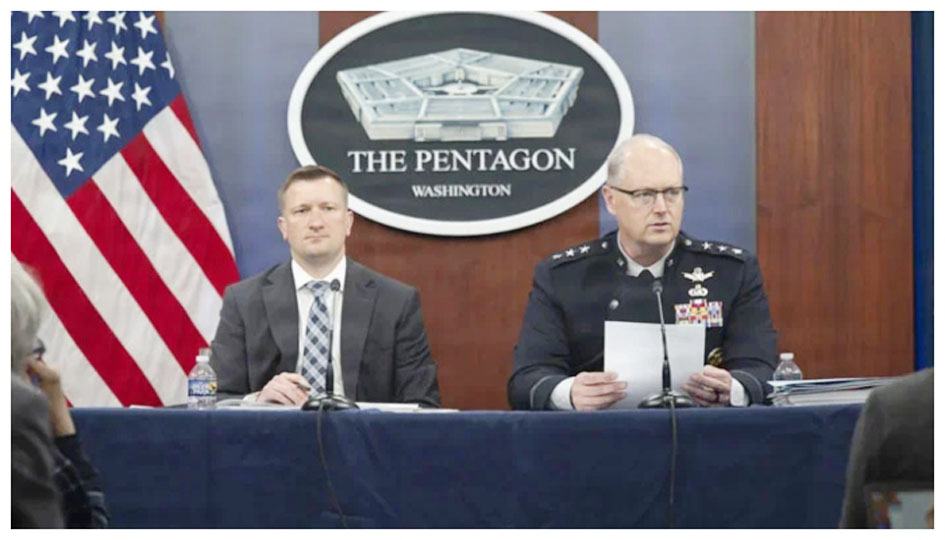 پینٹاگون کے اجلاس میں دو افسران، ایک امریکی فوجی اور ایک سینیئر عہدیدار.