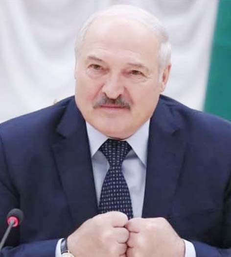 مذکورہ شخص ایک بزرگ سیاستدان ہے، جو رسمی لباس میں بیٹھا ہوا ہے، سیاسی اجلاس یا تقریب میں شرکت کر رہے.