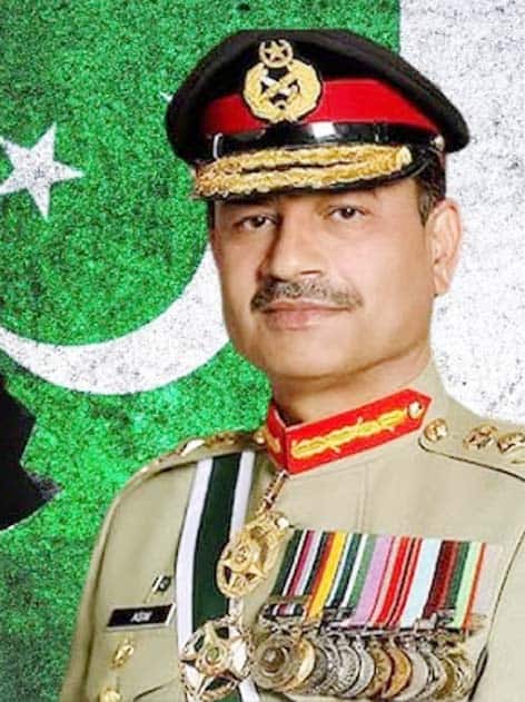 پاکستانی فوجی افسر کی تصویر، فوجی وردی میں، پس منظر میں پاکستان کا پرچم۔.