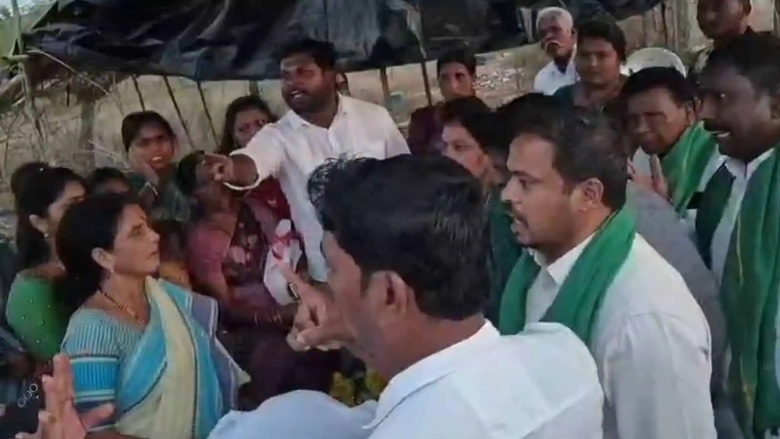 سیاستی جلسہ میں عوام سے خطاب کرتے ہوئے رہنما.