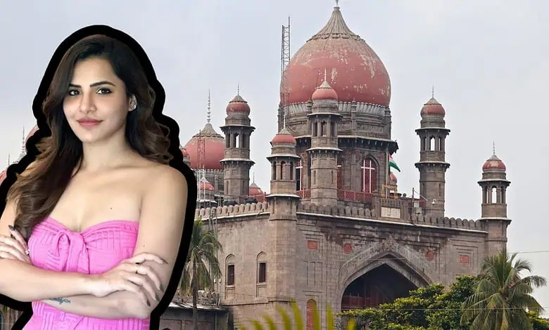 پرانی عمارت کے پس منظر میں مسکراتی خاتون، خوبصورت اور دلکش.