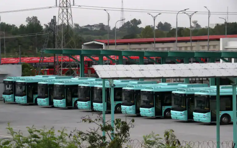 بس ٹرانسپورٹ کے اسٹاپ پر کھڑی.