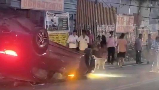 حیدرآباد: فلم نگر میں کار پلٹ گئی، ڈرائیور کی خودسپردگی۔