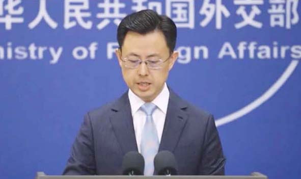 مذکورہ تصویر میں ایک مرد سرکاری تقریب میں خطاب کر رہے ہیں، پس منظر میں وزارت خارجہ کا نشان اور اردو.