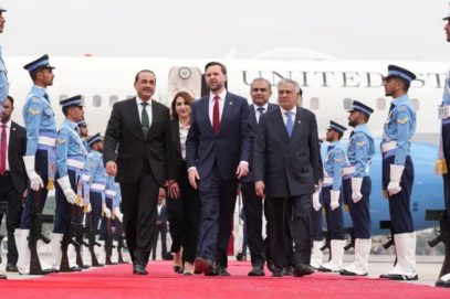 پاکستانی وزراء نے جنگ بندی کے اعلیٰ مذاکرات کے دوران امریکی وفد کا استقبال کیا۔