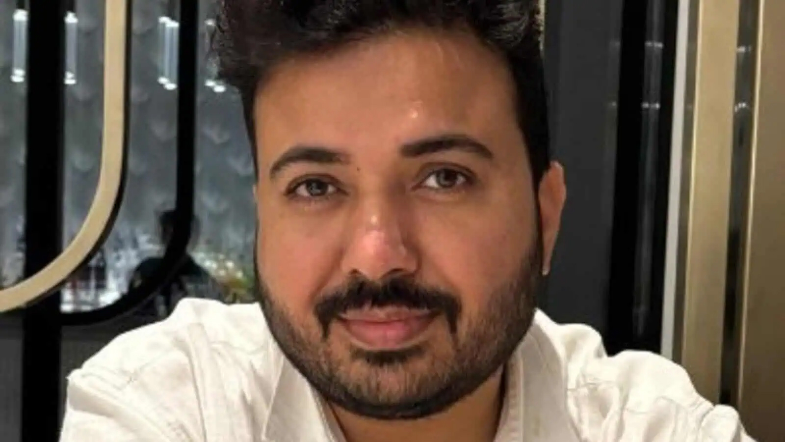 خود ساختہ شخص کی تصویر، مرد، گہری نظر، جدید پس منظر.