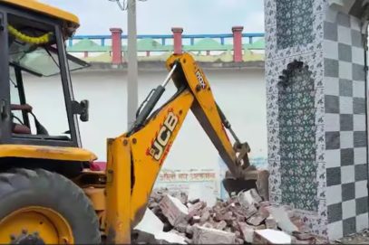 یوپی کے دیہاتیوں نے رضاکارانہ طور پر مدرسہ، مسجد، اسکول کو بلڈوزر سے مسمار کردیا۔