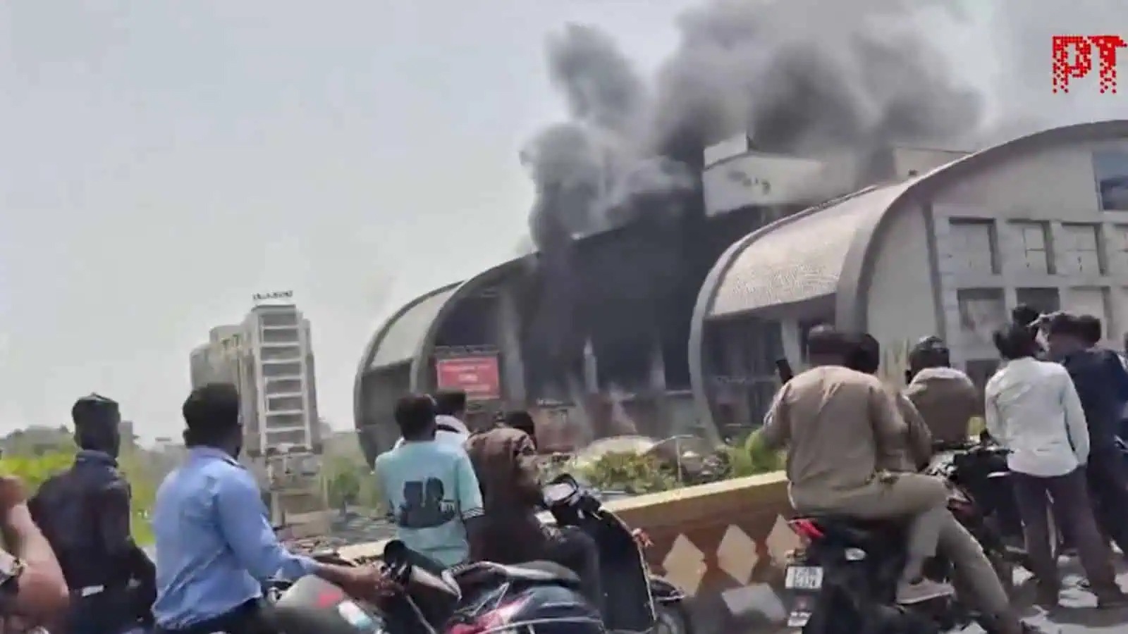 آگ لگنے والی ٹرین کا منظر، لوگ حادثہ دیکھتے ہوئے، ہنگامی صورتحال.